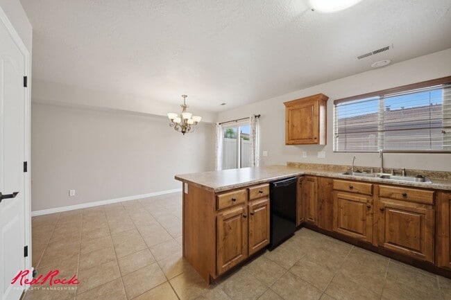 Photo - 3 Bedroom Townhome In Great Location!