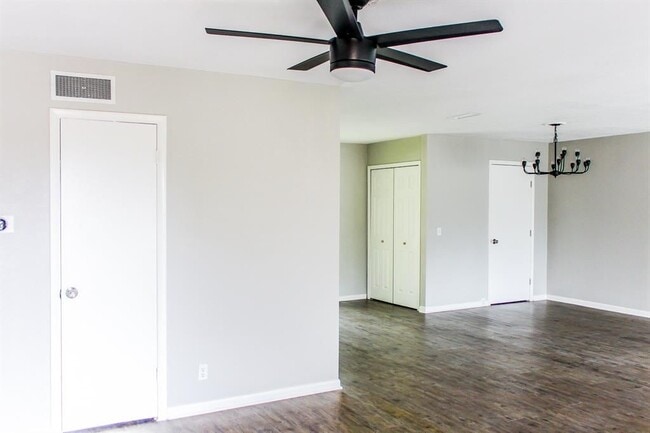 Amplia zona de comedor - 2632 Valwood Pkwy