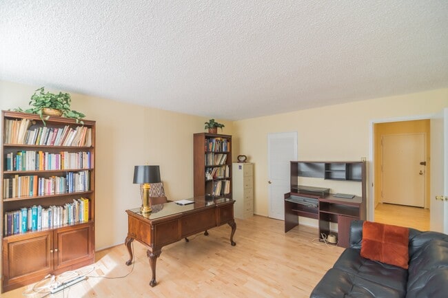 Photo - 1325 18th St NW Unidad 212