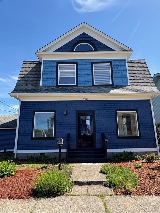 Building Photo - Stately Beauty with 3BR 1.5BA