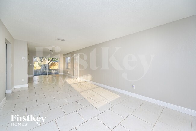 Photo - 2503 Mary Sue St