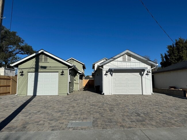 Building Photo - 718 Cornwall Ave Unit 718 B