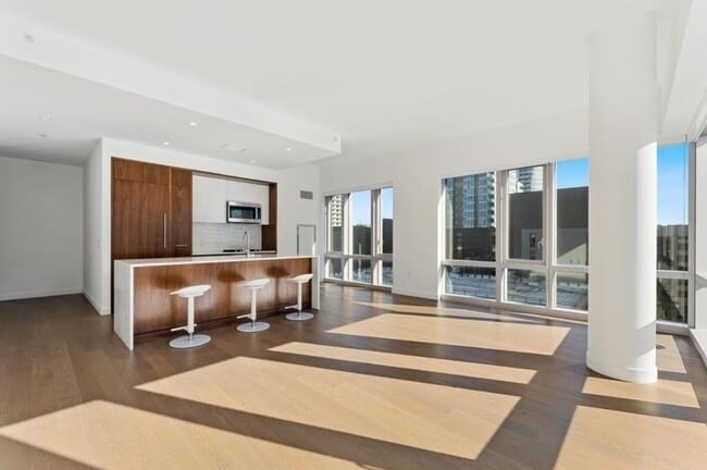 Building Photo - 75 Park Ln S Unit 606