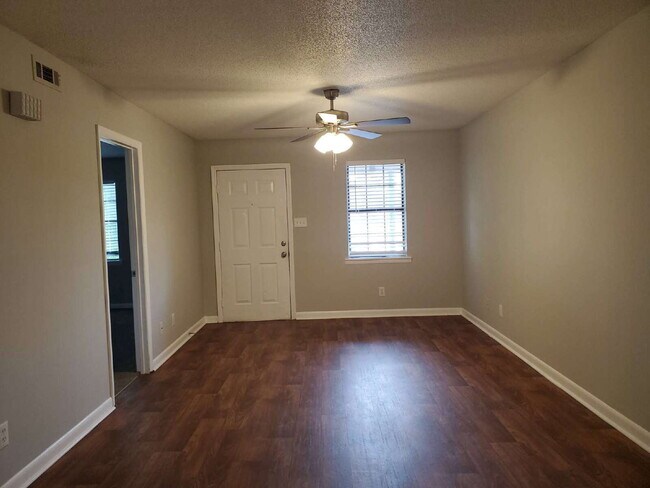 2-Bed Apartment in Decatur's Heart – Your Cozy Retreat Awaits!"