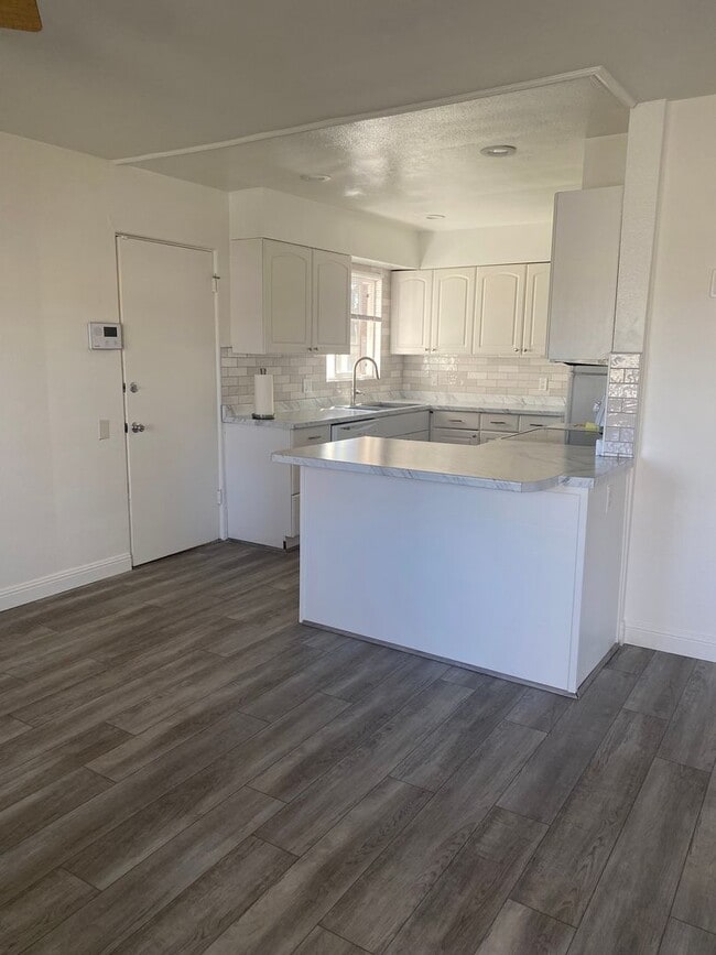 Photo - Sweet 4 bd, 2 bath, 2+car garage near MidTown