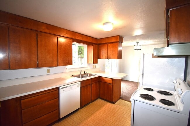 Photo - Well kept duplex with garage. Unit 865 E St.