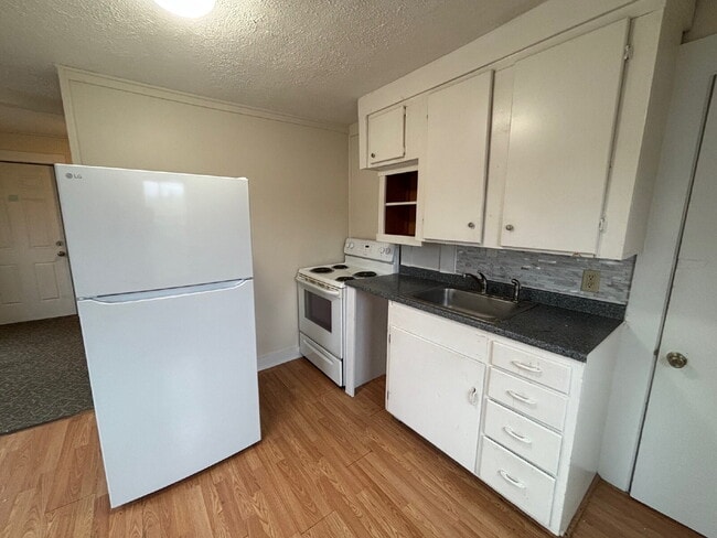 Photo - Cozy & Affordable 1BR Apartment with Heat Included – Convenient Sanford Location! Unidad C