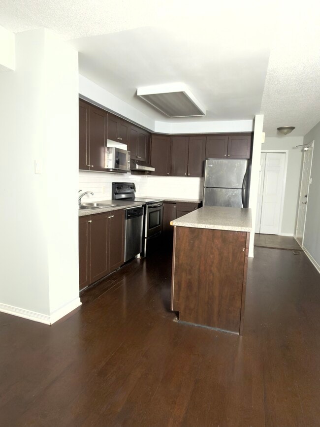 Open concept kitchen - 243 Deercroft Av