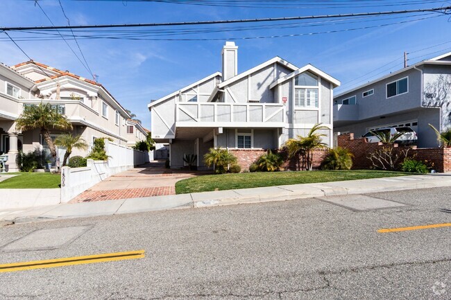 Building Photo - Bright & Spacious Redondo Beach Townhome –... Unit B