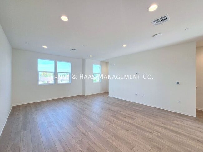 Photo - 2420 E Lincoln Ave Unit #02