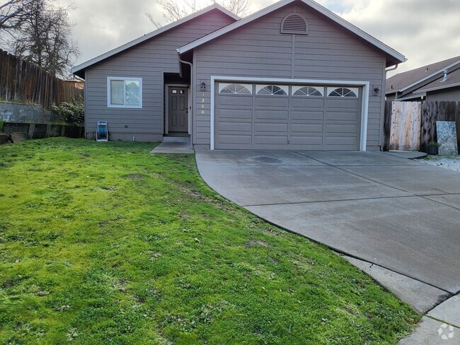 Building Photo - 3 bed 2 bath Home for Rent in Grants Pass