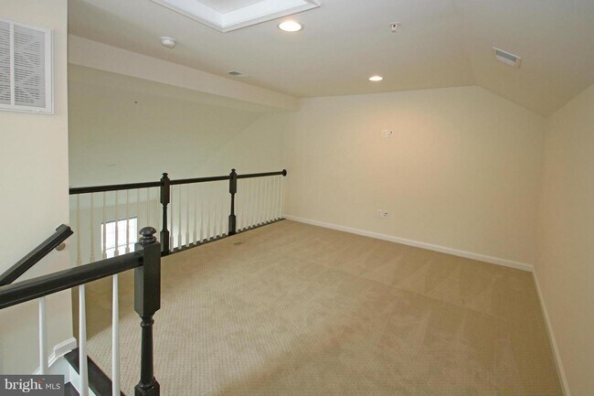 Photo - 2482 Baldwin Cres NE