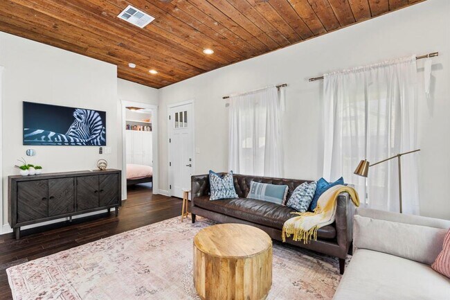 Photo - 1003 Romeria Dr