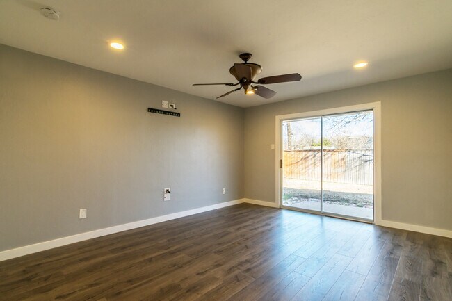 Photo - 1906 Curtis Dr