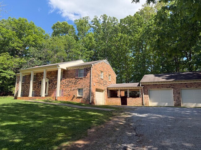Building Photo - 3 Bedroom House off Timberlake Road