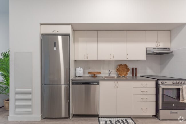 Building Photo - SOHOSQ Rentals