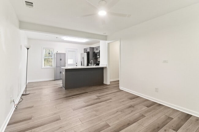 Photo - 839 Commodore Dr NW