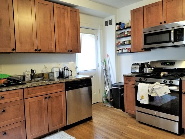 Building Photo - NO BROKER FEE! WOW! 2 LEVEL 3 BED IN BRIGHTON CENTER AVAIL FOR A 9/1 MOVE-IN