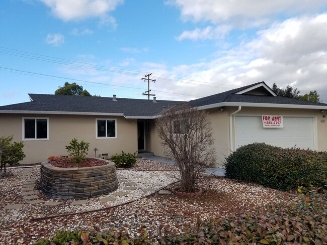 For Rent – Beautifully Updated 3-Bedroom H... - For Rent – Beautifully Updated 3-Bedroom H... House