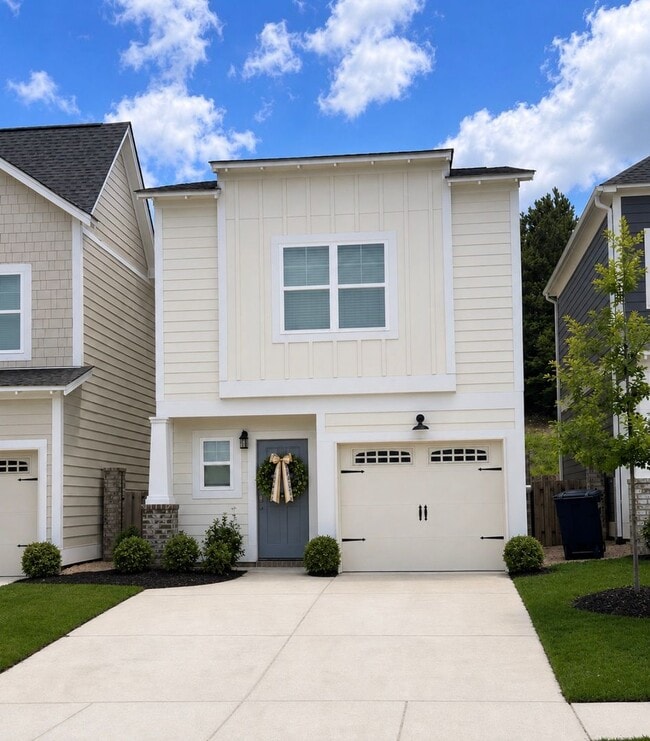 Building Photo - 3 Bedroom with Garage and Fenced Backyard!