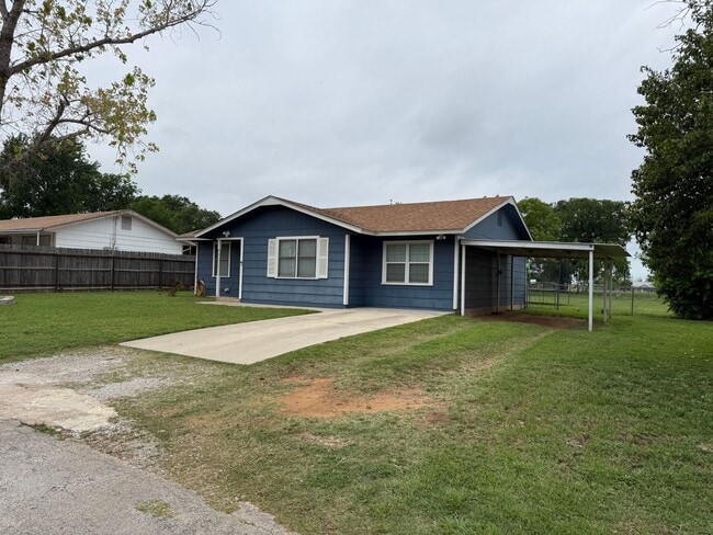 Photo - 3 Bedroom Home With Large Fenced In Yard