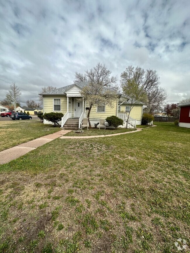 Building Photo - 2 BEDROOM, 1 BATHROOM APARTMENT