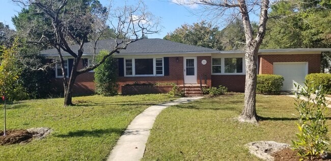 Building Photo - 211 Oak Leaf Dr Rental