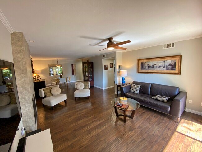 Living Room - 7505 Hampton Ave Unidad 1