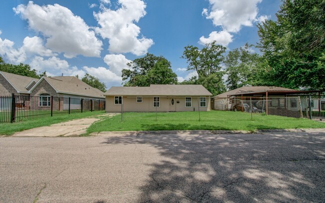 Photo - 5839 Southurst St