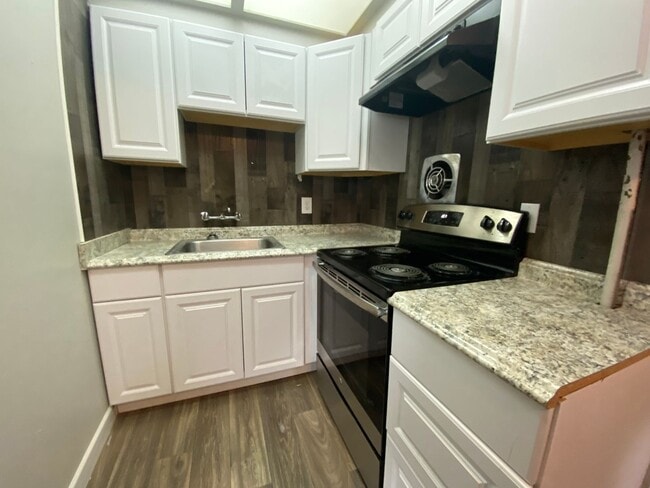 Photo - University Manor Unit B