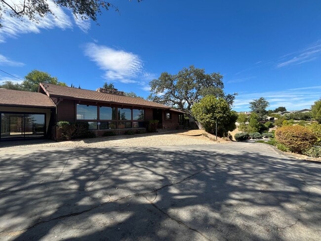 Building Photo - 420 Fairview Ln