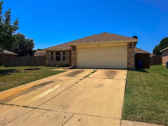 Photo - 3 Bed, 2 bath home in Burleson ISD - Great Location!