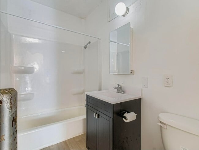 Photo - 597 Geranium Ave E
