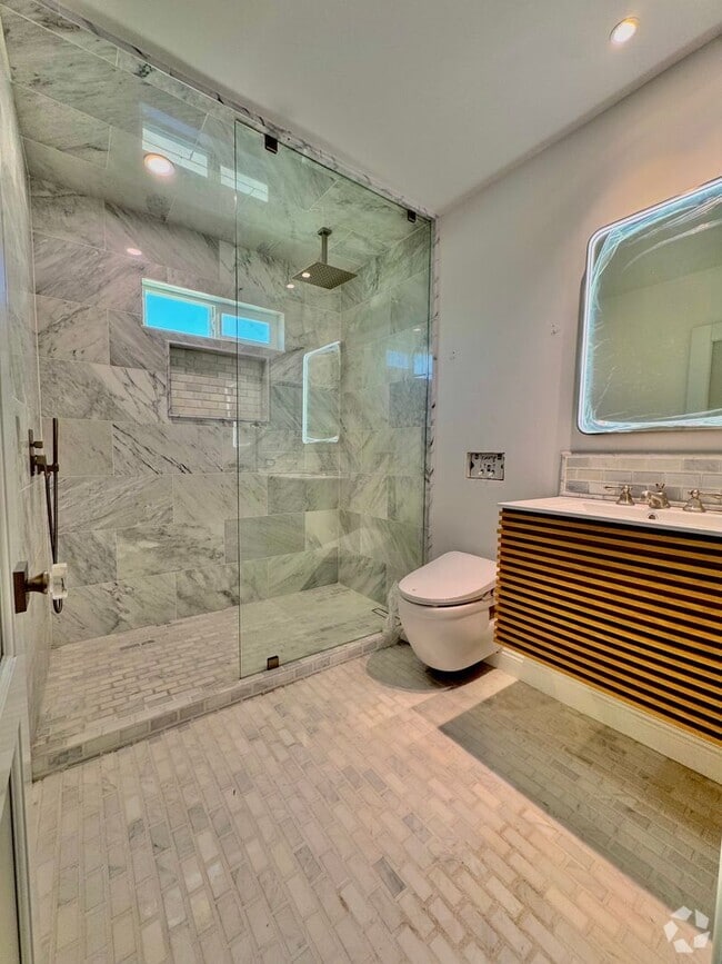 Building Photo - Limited-Time Offer for Qualified Tenants: Unit 12411 Greene Rental