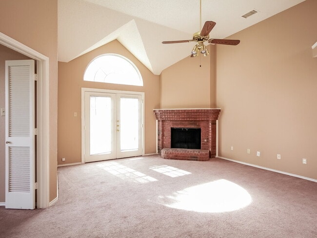 Photo - 913 Mossberg Ln