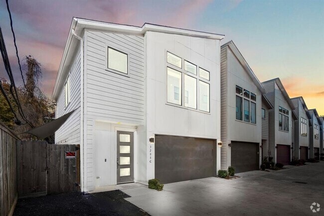 Building Photo - 3208 N MacGregor Way Rental