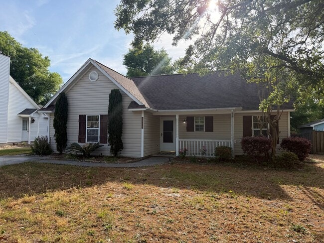 Building Photo - Beautiful 3 Bedroom 2 Bath Single Family Home- Pets welcome.