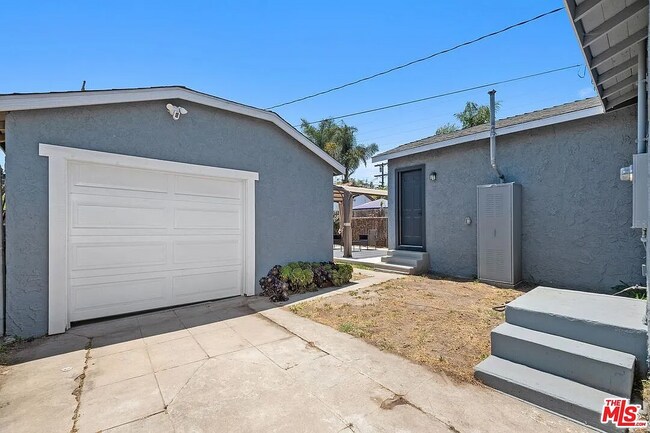 Garage & side yard - 672 E 119th St Casa