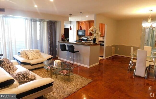 Building Photo - 5600 Bloomfield Dr Unit 2 Rental