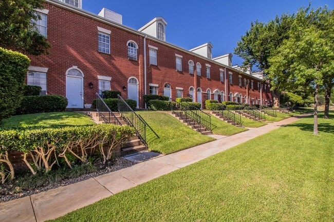 Building Photo - COMING SOON! Recently Renovated 1-Bedroom ... Rental