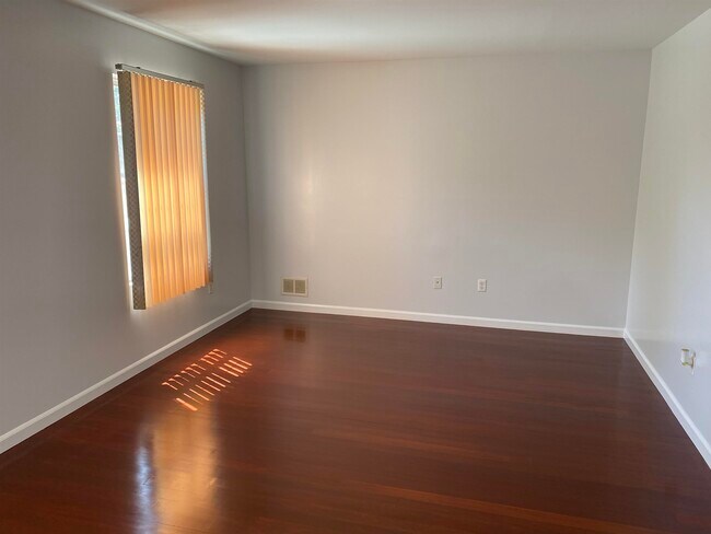 Photo - 183 Hutton St