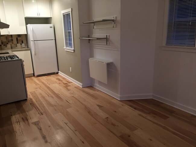 kitchen/eating area - 921 Western Dr Unit A
