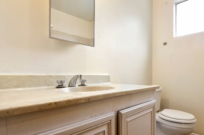 Building Photo - Spacious Loft-Style Unit Across from Fairw...