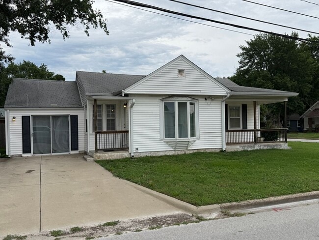 Photo - Charming 2 bedroom 1 bath home on large corner lot in desirable part of Springfield