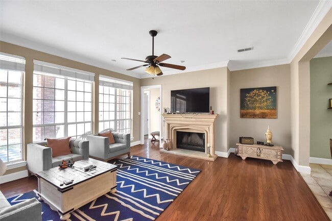 Living Room - 3903 Johnson St Casa
