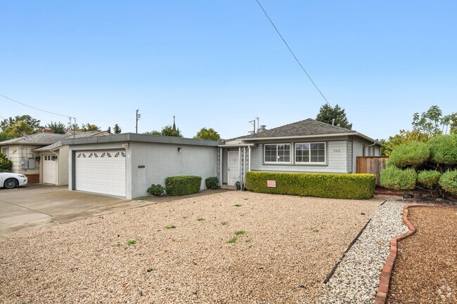 Building Photo - charming home three bed room home  that of...