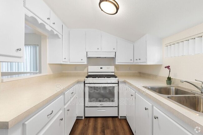 Building Photo - 2409 Newcastle Unit B Rental