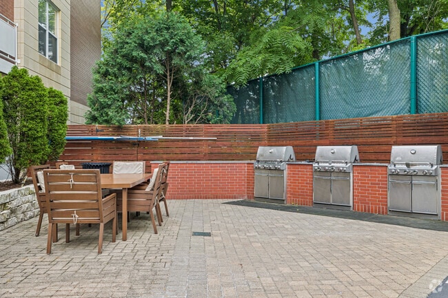 Community Dining / Grills