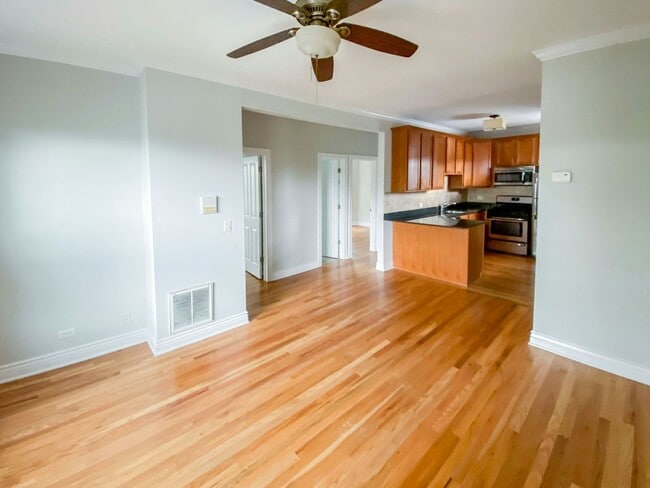Building Photo - 1208 W Waveland Ave Unit 2 Rental