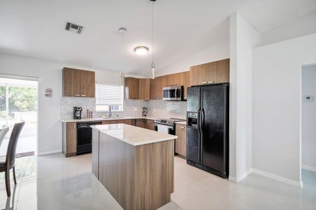 Building Photo - 113 Madrid St